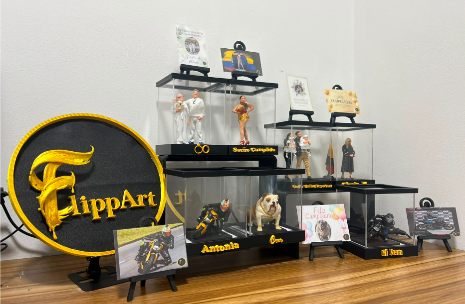 Colección de figuras personalizadas FlippArt en vitrinas iluminadas