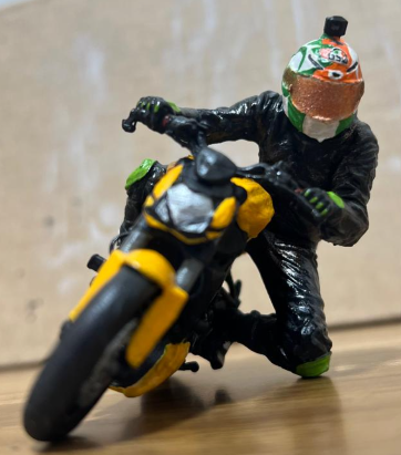 Detalle de figura de motociclista con acabado artesanal pintado a mano