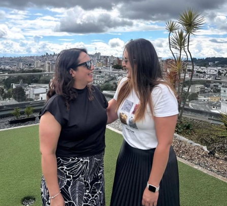 Dos amigas en una terraza compartiendo el momento que inspira su figura personalizada