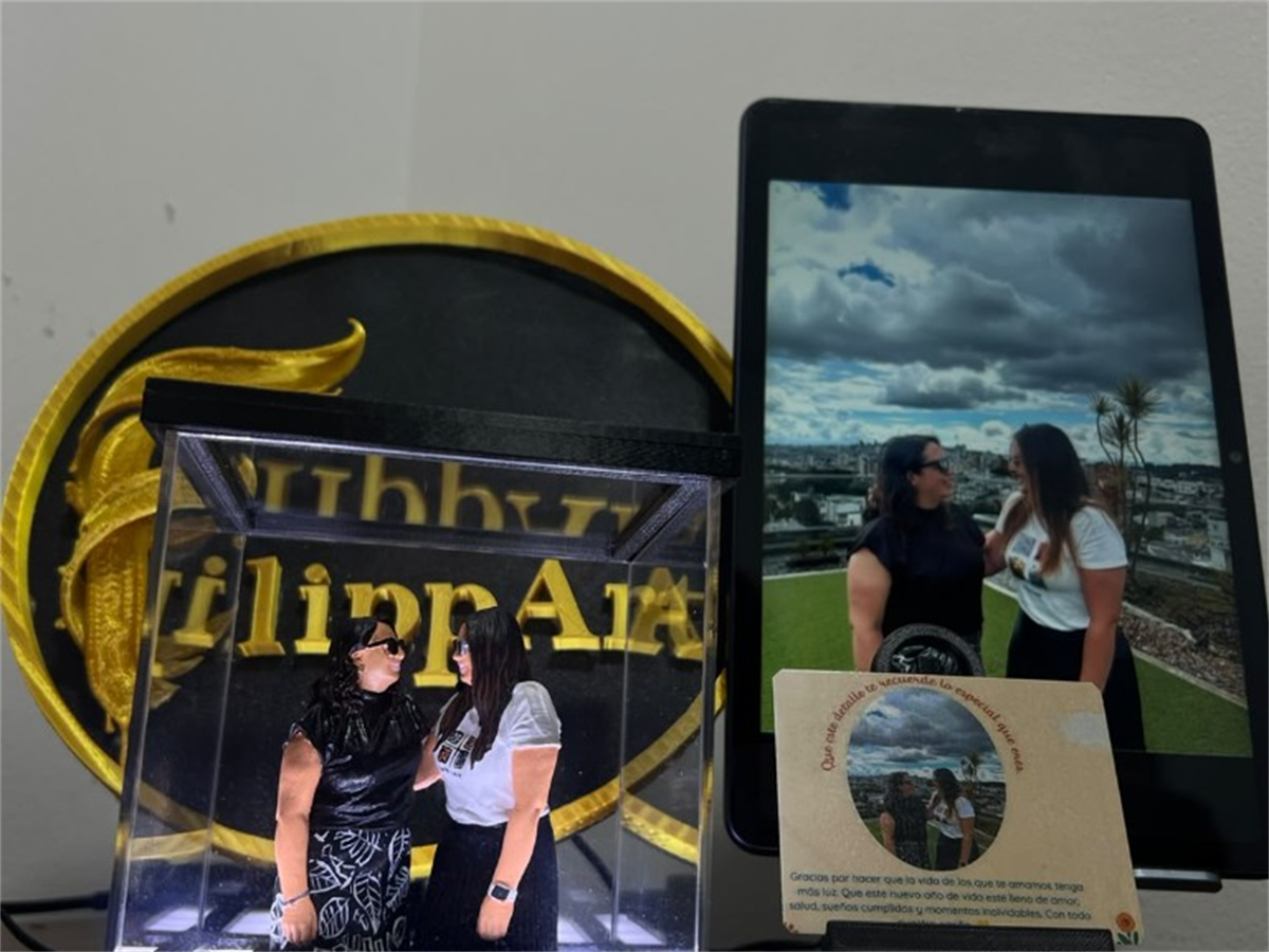 Vitrina LED iluminada con figuras personalizadas y tarjeta de regalo FlippArt